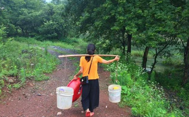 大学|她是近700分考入名校的女学霸，毕业无处可去，嫁给农民生6个孩子