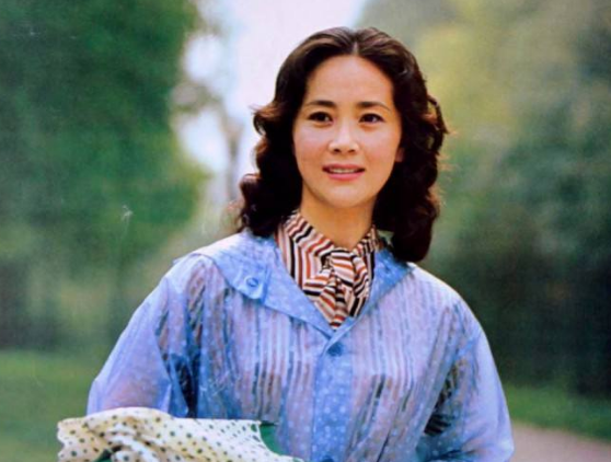 赵忠祥@之前搭档赵忠祥主持春晚，吞药轻生两婚两离，现74岁与女儿相依为命