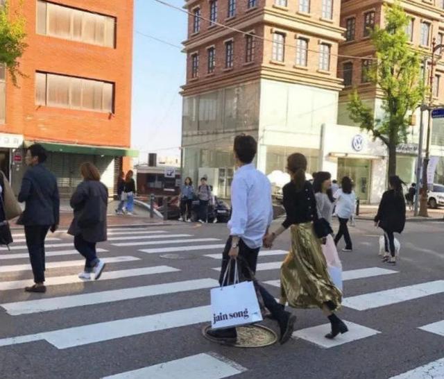 郑敬淏■他是184cm长腿叔叔，她是国民少女偶像：谈了8年初恋，仍是美好