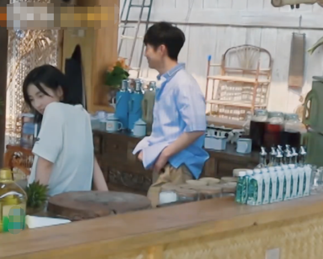 「何炅」何老师在张子枫面前扎腰带，谁注意节目组咋救场的？转移注意力很及时