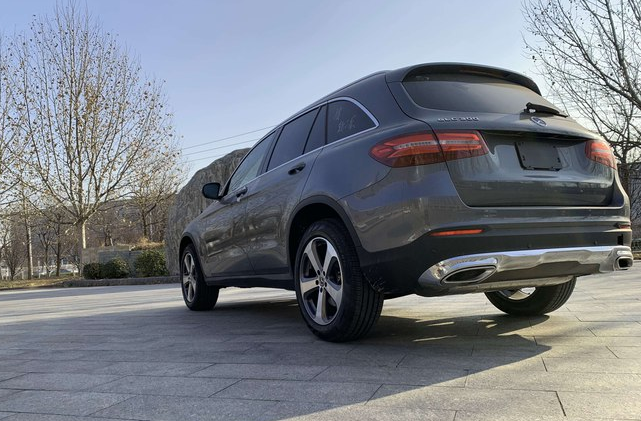 「奔驰GLC」跌5万后,1月甩出13489辆,标配全时四驱+9AT,开出去比Q5有面子