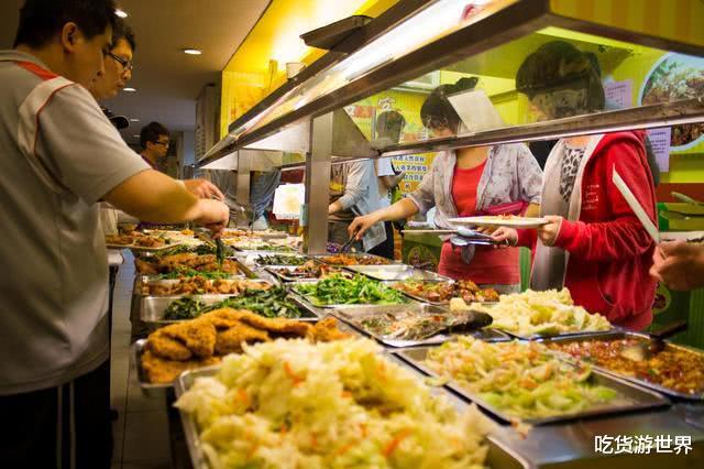 『自助餐』自助餐里有3种“隐形贵菜”，一般人都并不会拿，老板在一旁偷笑