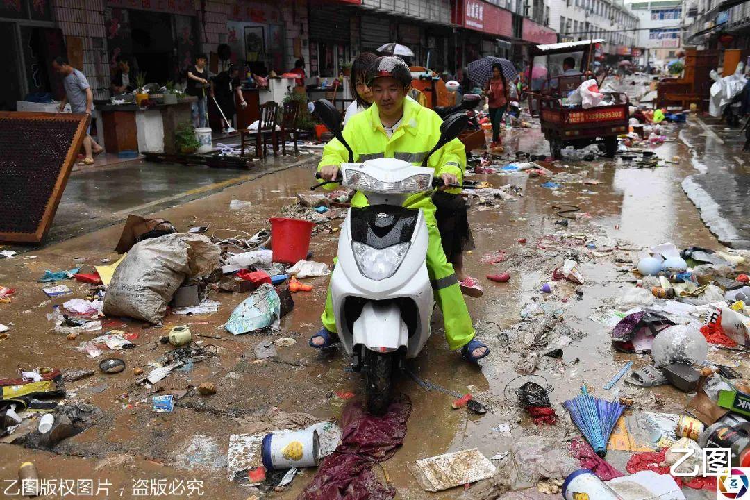 乙图|洪水退去后歙县居民自救，看到祖传族谱和字画被泡，老人哭了
