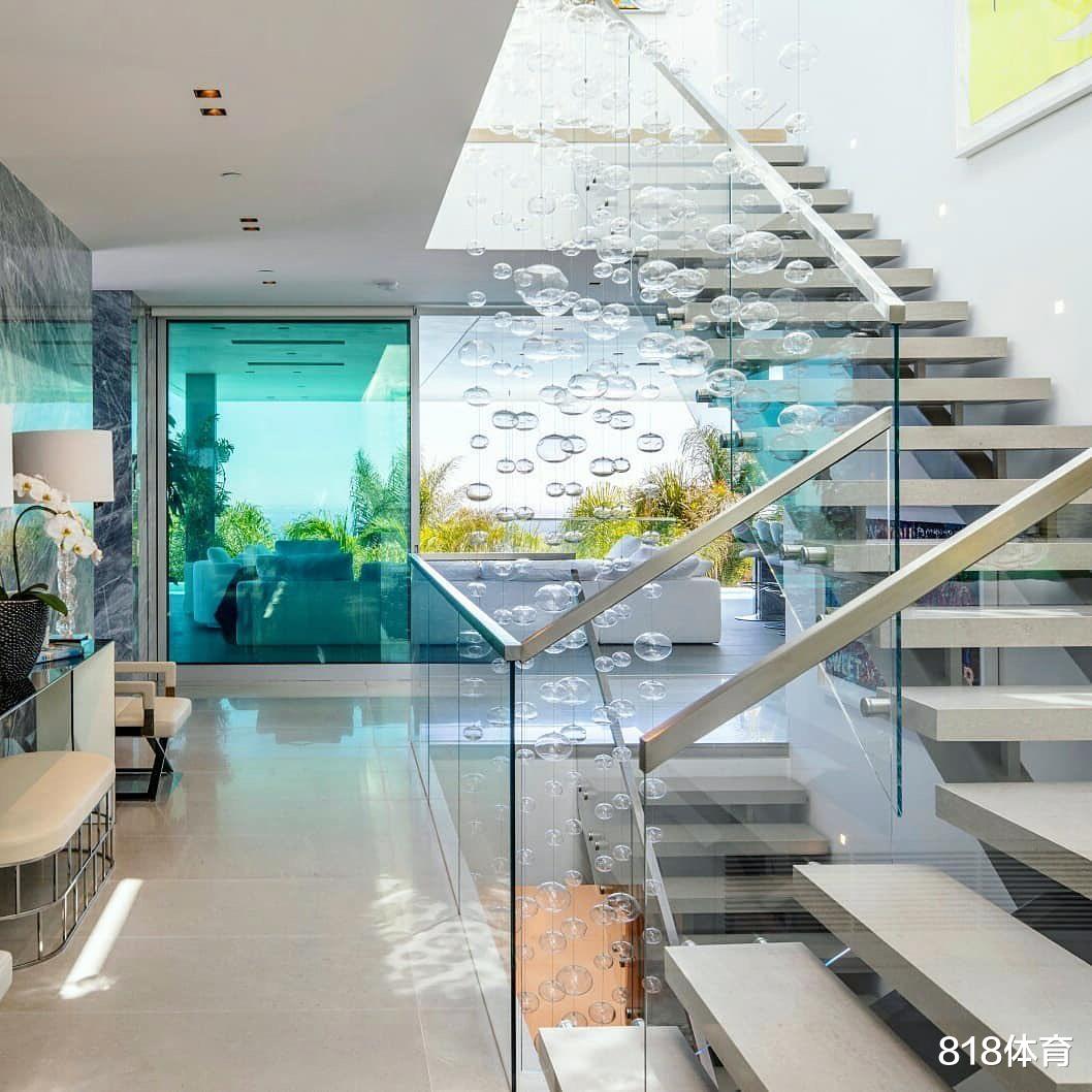 勒布朗·詹姆斯▲无中生友!詹皇评论5200万美金好莱坞豪宅:这房卖吗?帮一朋友问的