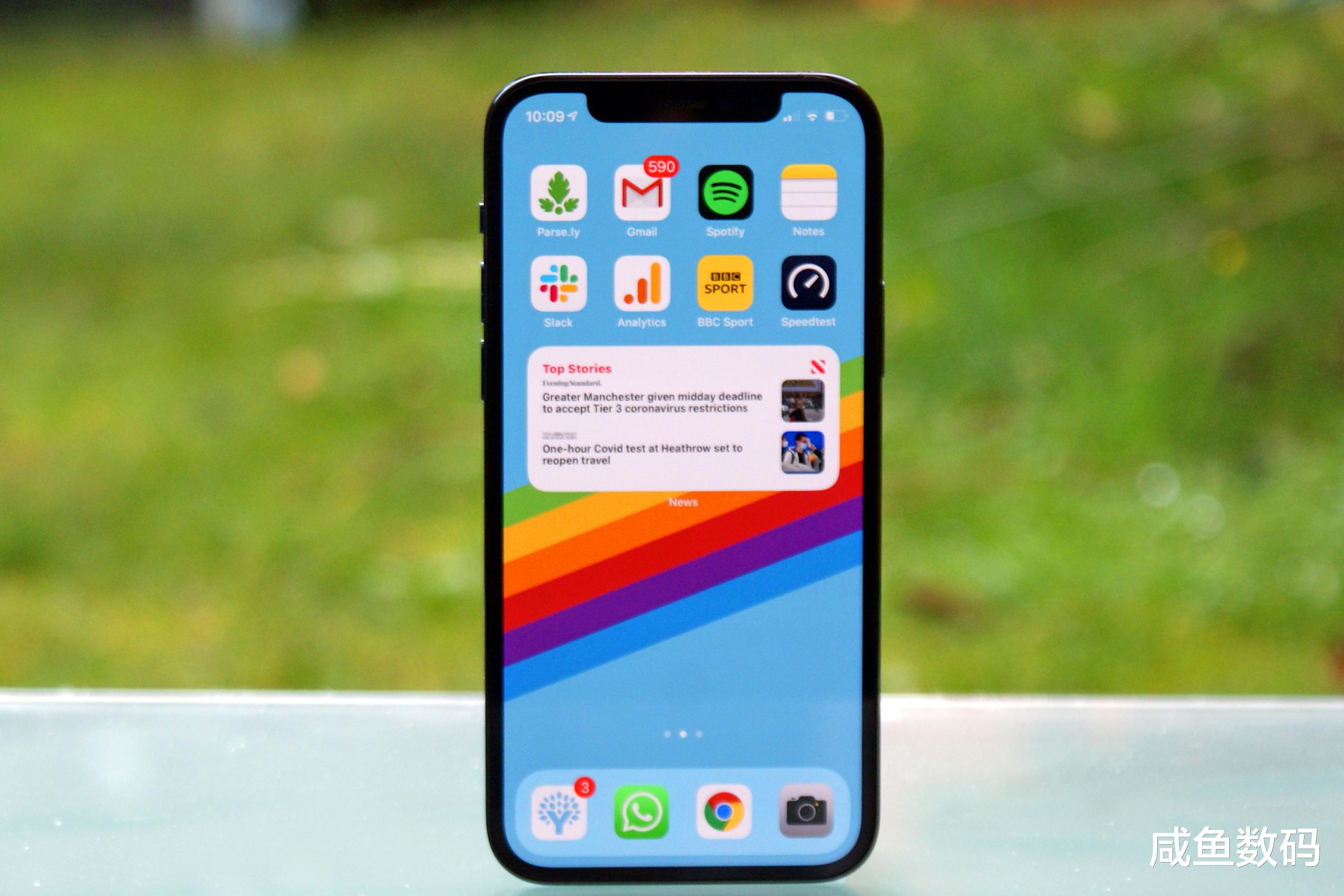 iphone12|余承东称iPhone 12设计不符人体工程学，结果转身就像素级模仿