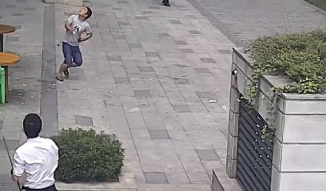 [贵州]重庆一男子睡觉被吵醒，21楼扔下3块瓷砖砸伤2人，这次你跑不了