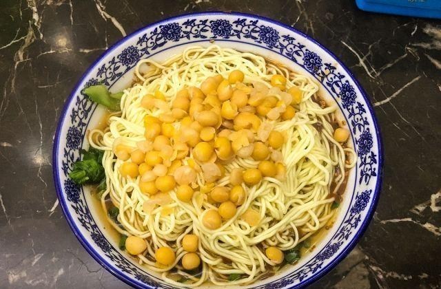 拉面▲“最豪气”拉面馆，点一份面可免费任意加菜，网友：吃完哭着出来