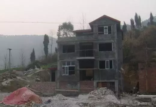 『』回老家建房,三层主体花了24万,自己做监工,总体很满意!