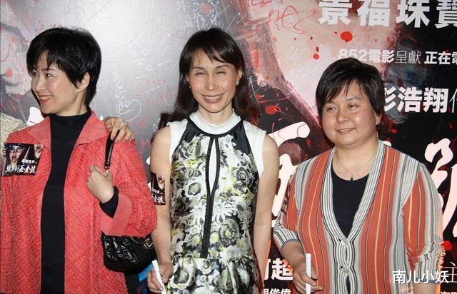 短发|何超琼换发型好精神，四姐妹同台她最显年轻靓丽，站C位不怒自威