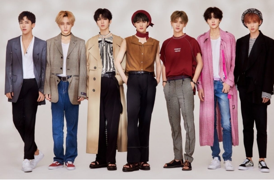 杜华|乐华娱乐上《快本》拉横幅,谢娜看不惯说出6字,杜华表情太贴切