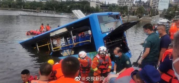 贵州■已救出18人！贵州安顺公交车坠湖瞬间曝光，车内有高考考生