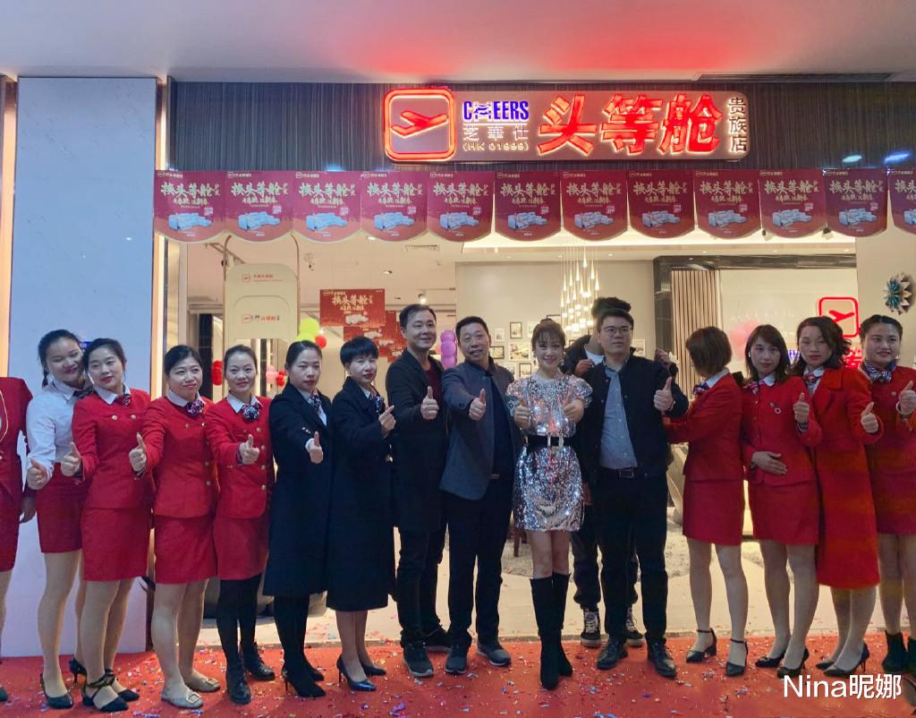 连衣裙▲51岁梁小冰商场真放得开，穿连衣裙同建宁公主跳舞，粉帽马尾辫好软萌