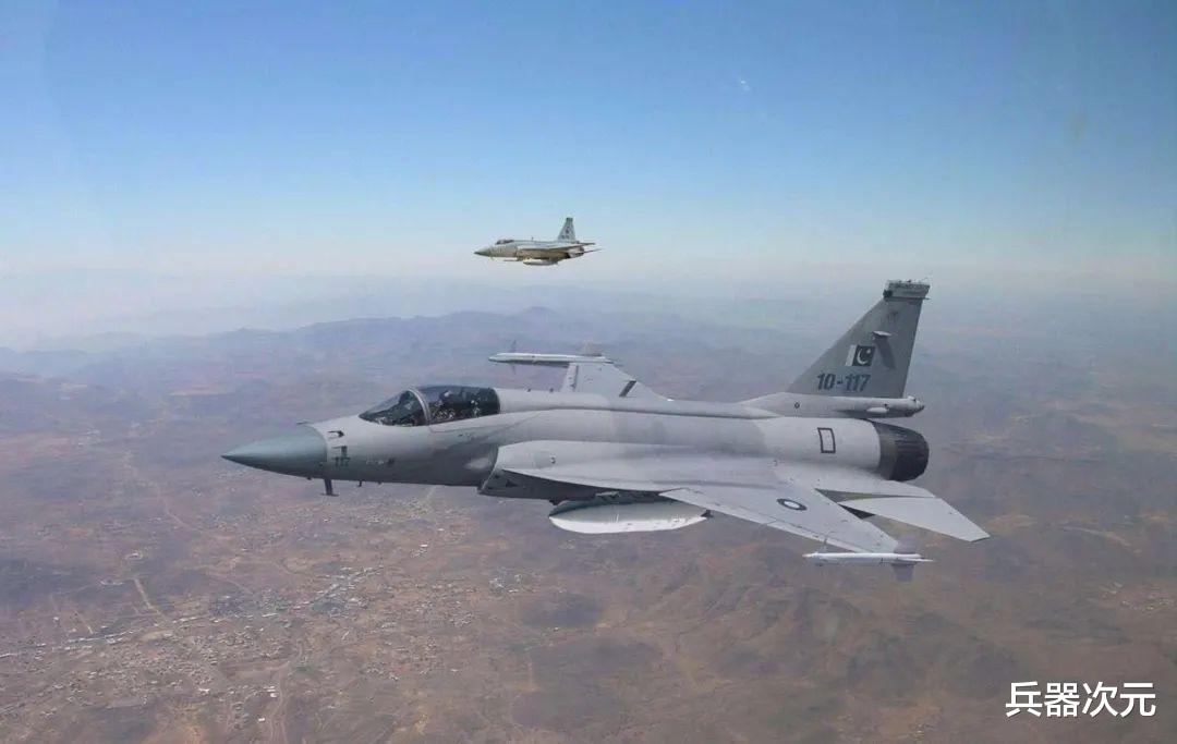 「米格-29」枭龙战机主动出击，米格29在边境坠毁，印度空军王牌飞行员跳伞