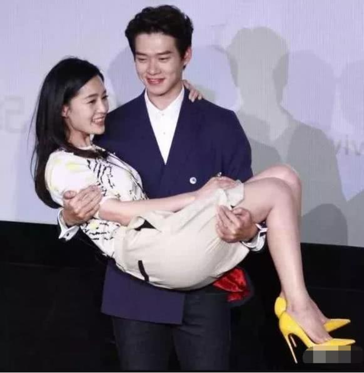 李沁|娱乐圈没几人敢抱李沁！只因“麻雀脚”太出名，一抱就找不到鞋了