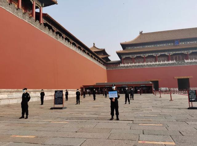 [快递]故宫今早刚开门，这一幕就戳中了我