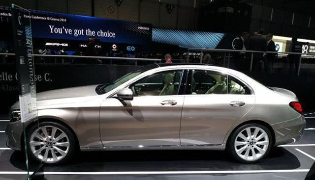 迈巴赫：奔驰这次真火了！买不起迈巴赫选它，配无框门不足30万，奥迪A6都眼红了