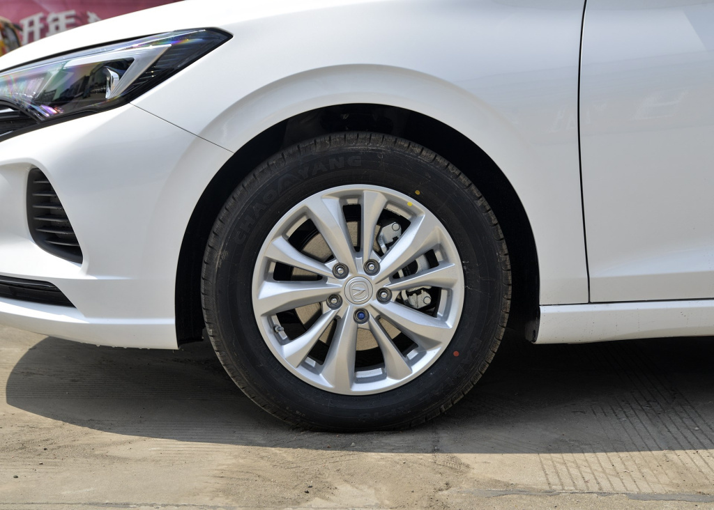 「长安逸动」6万多的长安逸动，颜值担当，车内配双联大屏，有它还开摩托车？