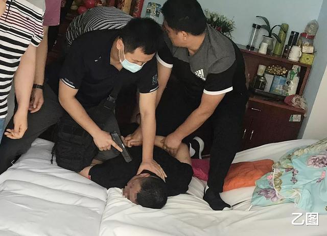 女孩@18岁妙龄女孩裸死出租房，警方追凶16年，终将凶手抓获