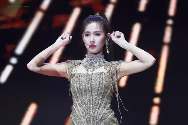 眼妆|Lisa前队友曾被YG拒绝出道？她用2年时间换了张脸，高级了“1000倍”！