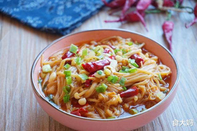 金针菇|此菜被称为人体“推粪机”，1周吃2次，促进肠道蠕动排出黑臭宿便