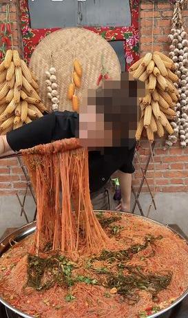 周冲的影像声色|21秒狂赚10万，胖到280斤后暴毙身亡：吃播们，求你们别再作了！