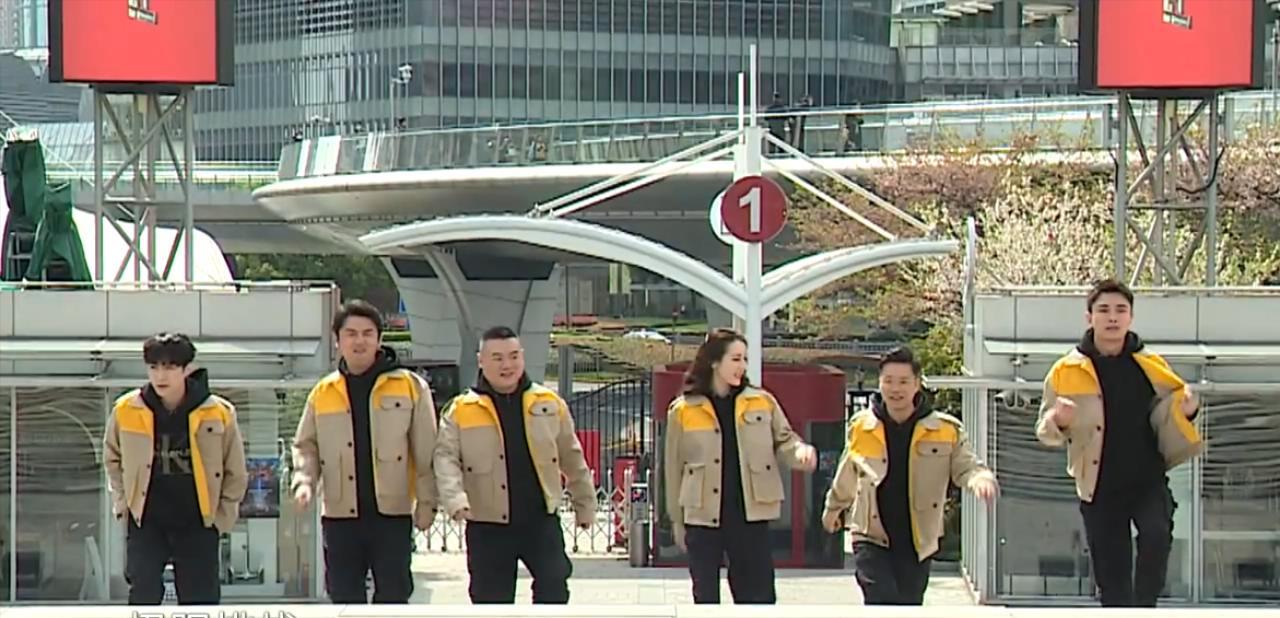 迪丽热巴▲《极限挑战6》曝光30秒预告片,注意迪丽热巴走路步伐,飒爽英姿