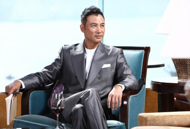 任达华|任达华当年到底动用的什么样的关系，才能帮助刘德华解围“东北事件”，背景果然牛