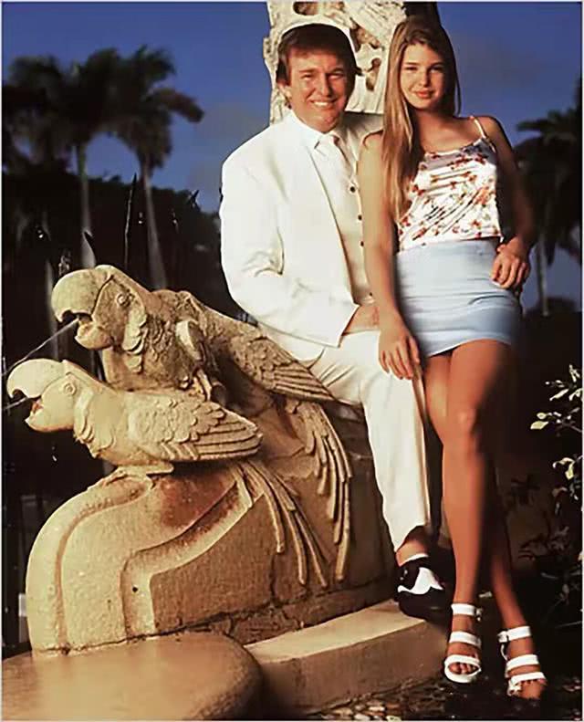「特朗普」特朗普就没打算避嫌！当老婆面亲伊万卡，女儿直接坐大腿上