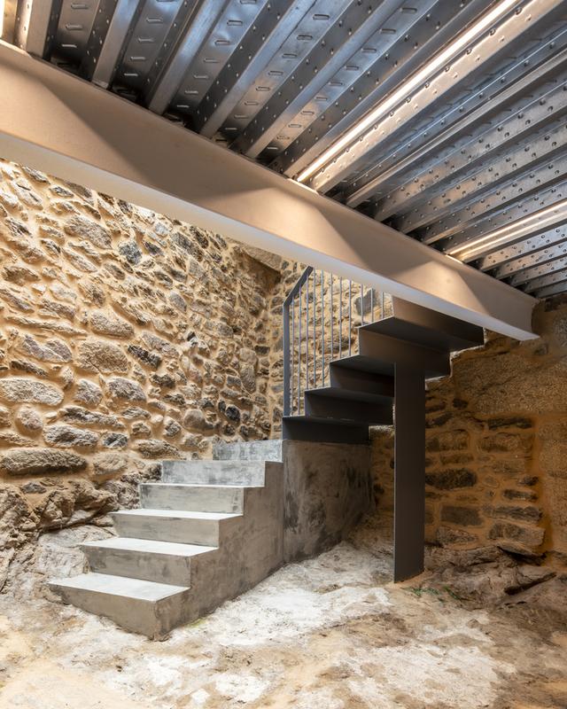 |小伙改造农村150㎡石头房，泥巴墙配高档家具，卧室还带地窖