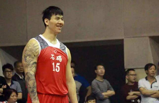 「姚明」他是中国篮坛最壮球员，不打职业专打野球，体重300斤卧推爆姚明