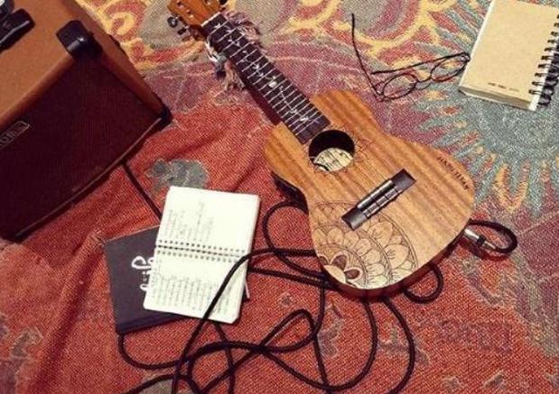 ▲江一燕晒出自己的豪宅，客厅家具就一张地毯，这布置真够简洁的