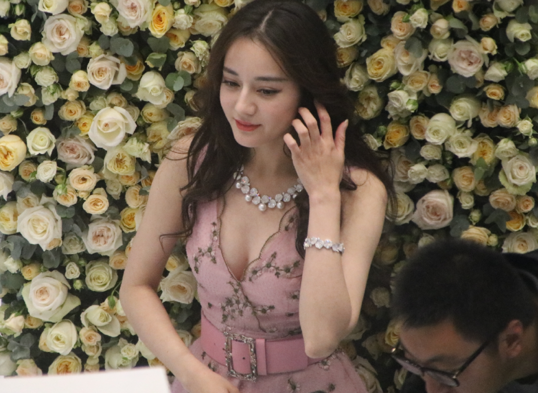 迪丽热巴:本以为欧阳娜娜小时候够可爱了,当看到迪丽热巴小时候,现实版的SD娃娃