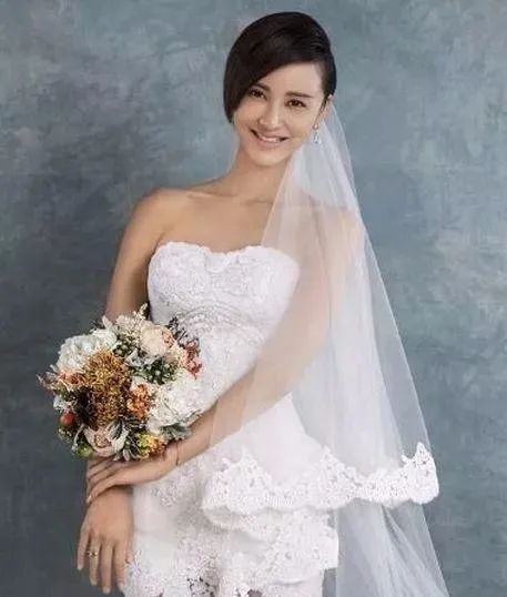 「张歆艺」被大11岁前夫批“恶心”的张歆艺，是如何把一手烂牌打成了王炸？