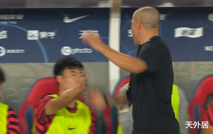 卡纳瓦罗|卡纳瓦罗赛后情绪大失控！猛拍替补球员较劲，4大归化去哪了？