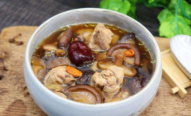 鸡汤|进入农历八月,煲鸡汤时多加这二种食材,每天一碗,暖胃又暖心