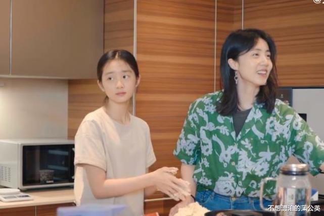 |孙莉带14岁女儿参加聚会！多多做面包打扮清爽又漂亮，胡歌也来了