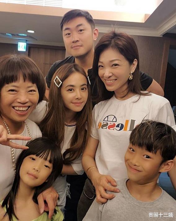 「蔡依林」蔡依林母亲节晒全家福，母女三人如姐妹花，天后及腰长发超惊艳