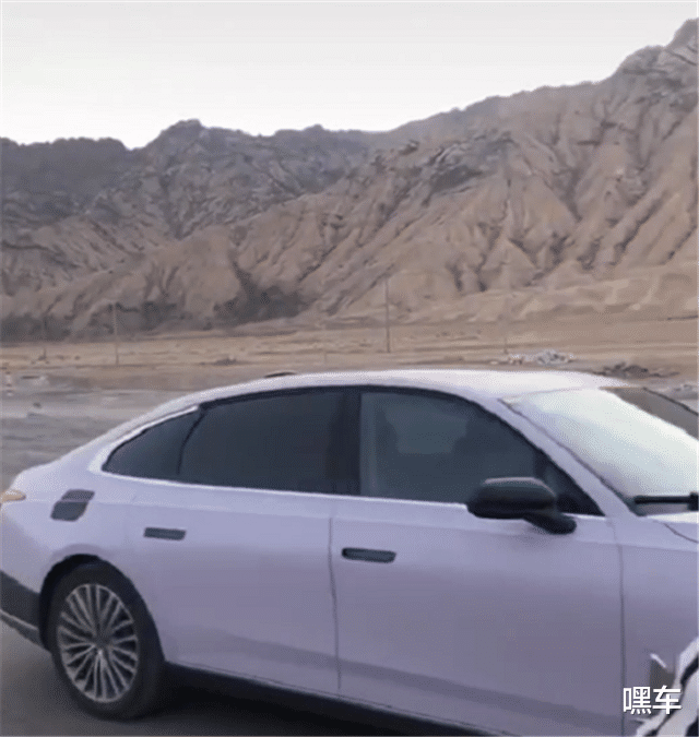 [广汽集团]红旗H9现川藏线上，车身膜未撕，车尾还没挂牌，但气场依旧十足