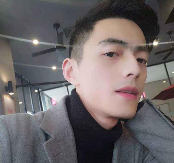 ##女陪玩把智勋坑了，发来一张暴露照，智勋直播间还在自己却被永封