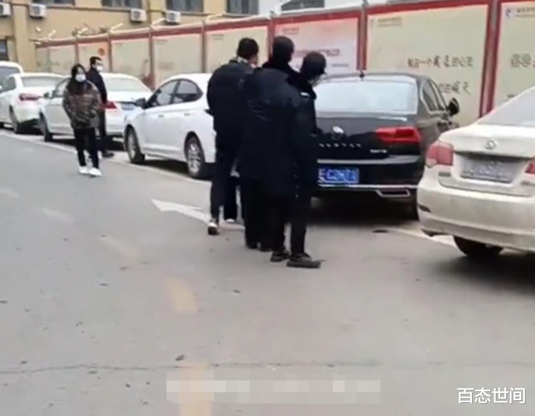 百态世间 濮阳女子医院停车把车蹭了,反指责保安没指挥好,索赔500还打人