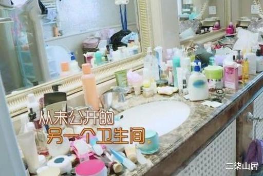 |去朋友家参观，打开厕所呆住了，墙角留1㎡杂物间，干净又整洁！