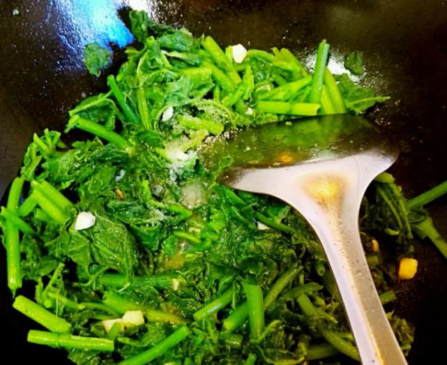炒南瓜■天热，这菜一买就是一捆，称“清肠冠军”，营养下饭，腰围变细了