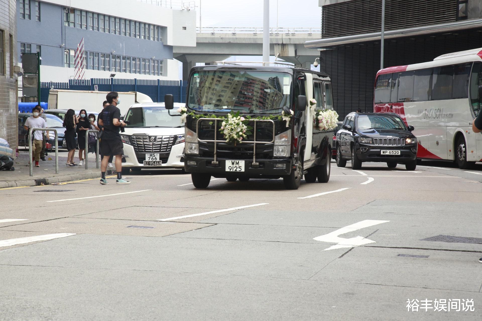 霍启刚|霍老太出殡！霍启刚抱遗照赶往坟场，霍中曦化身暖男牵着妹妹