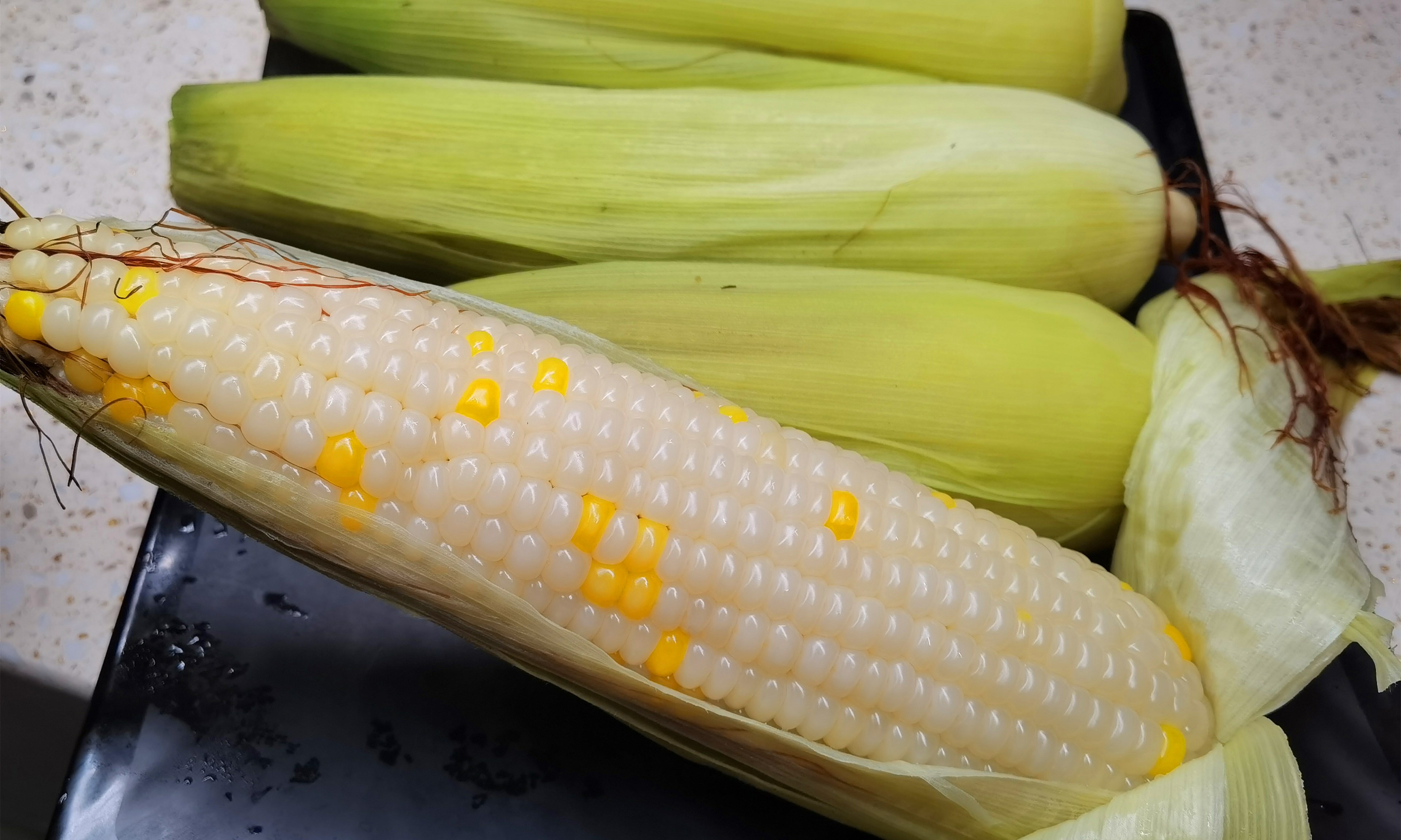 玉米|煮玉米时，万不可只用清水煮，多加这2样东西，玉米更加香甜软糯