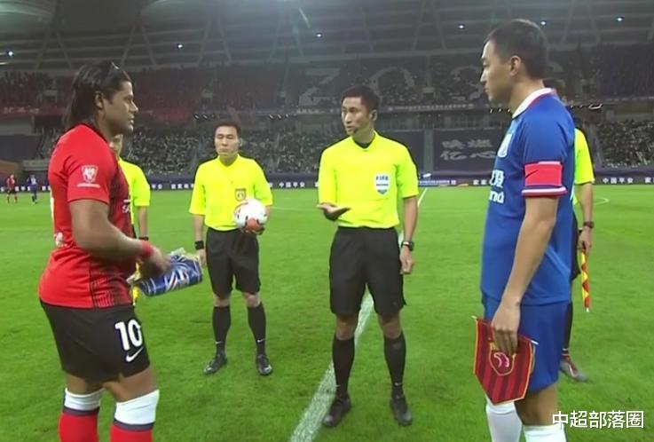 马宁|中超重大争议！申花球员禁区倒地，马宁拒绝判点球，VAR也不介入