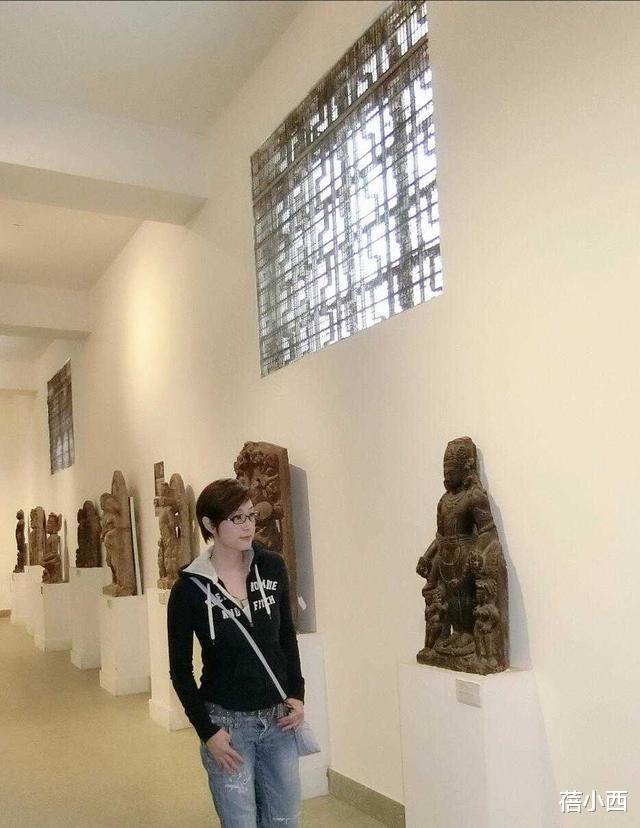 [连衣裙]陈法蓉真有53岁？穿深V领连衣裙配短发亮相，一生未嫁却美得惊艳