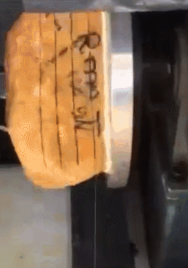 #翡翠#翡翠赌石有很多学问，切石也是有很多研究的，不是随便切就行的。。