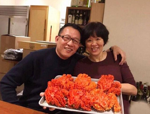 『发型』郎平换发型收起锋芒,短发烫微卷减龄又温柔,在老公怀中变小女人