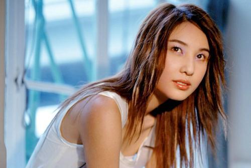 「综艺」06年被当众扯掉裤子,12年坠楼被树枝穿,6天前郑希怡又曝新情况