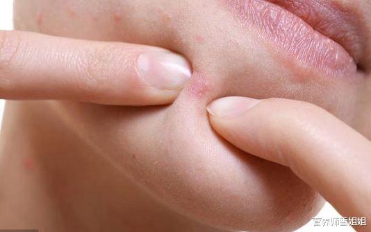 『肝脏』晨起后,身体出现4个迹象,提示肝脏藏毒,需要养肝,不能再拖了